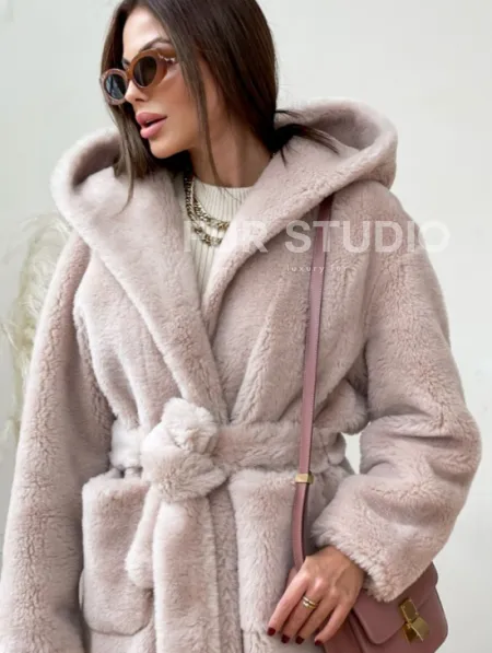 Шуба из натуральной шерсти с капюшоном под пояс - фото 0