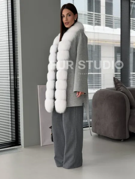 Серое пальто с меховым воротником - фото 8