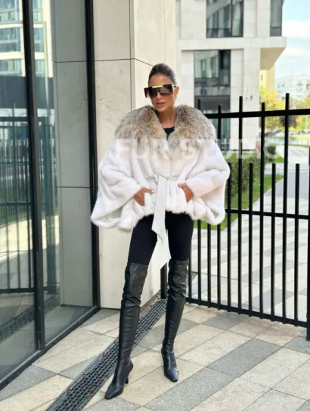 Белое норковое манто с капюшоном из меха рыси - фото 7