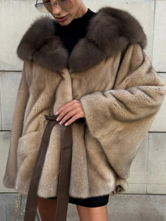Шуба из аукционного меха норки NAFA MINK с капюшоном из куницы - фото 1