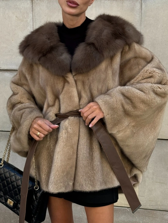Шуба из аукционного меха норки NAFA MINK с капюшоном из куницы - фото 3