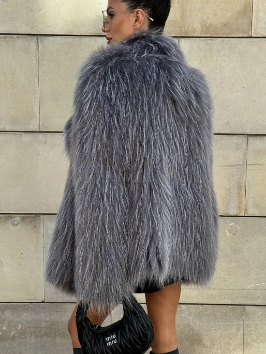 Шуба из меха енота на вязанной основе - фото 4