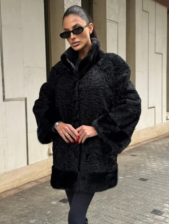 Черное полупальто из меха каракульчи, стойка воротник и манжет из норки - фото 0