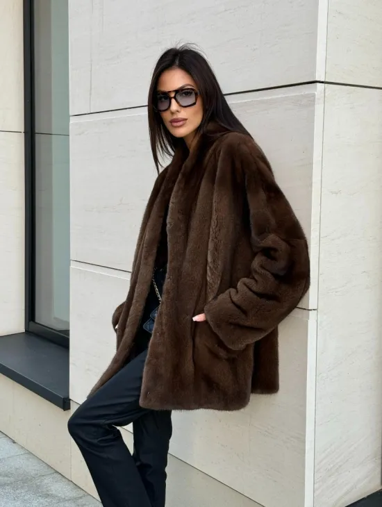 Стильная шубка из меха норки SAGA FURS  в цвете соболь - фото 5