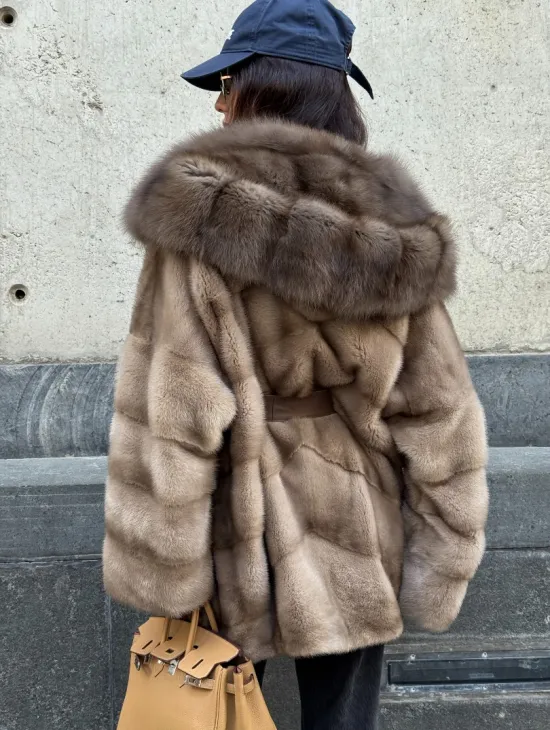 Женское зимнее норковое пончо с капюшоном куница - цвет пастель - фото 4