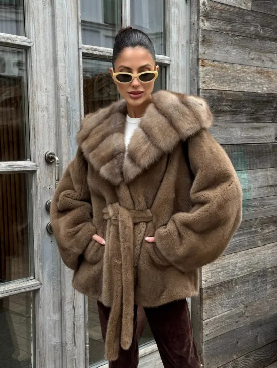 Шуба Luxury Fashion из плюшевой норки VELVET с капюшоном из меха куницы - фото 7