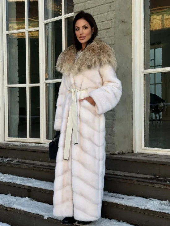 Белая длинная норковая шуба - кимоно с капюшоном из меха рыси - фото 0