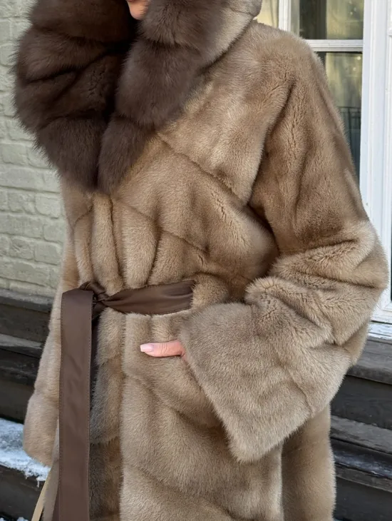 Женская удлиненная норковая шуба в цвете пастель с капюшоном из меха куницы - фото 1