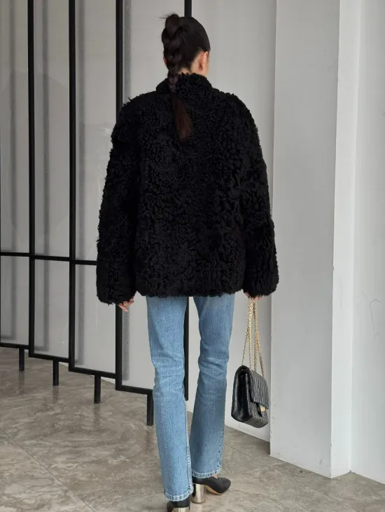 Черная двусторонняя женская дубленка зима 2025 - фото 11