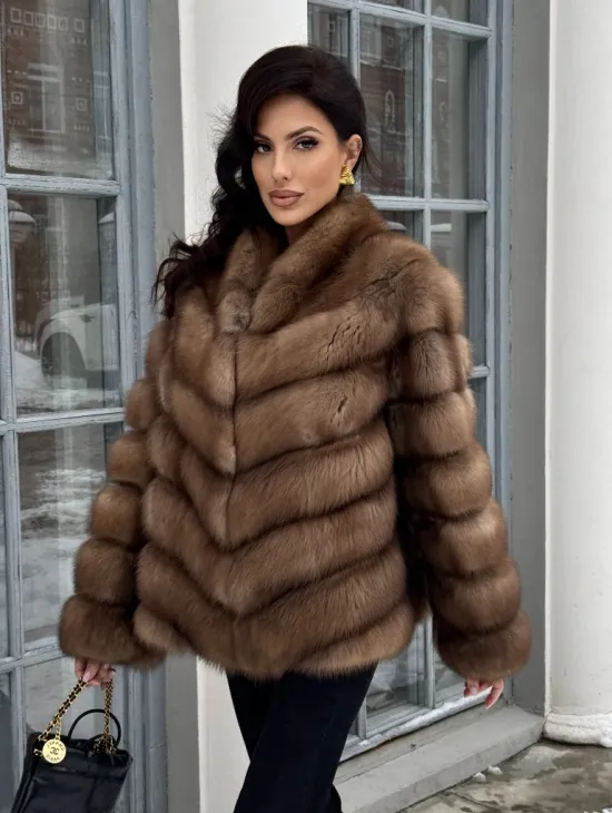 Шуба из меха куницы с V-образным воротником - фото 0