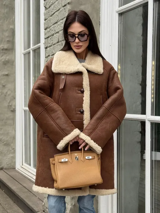 Удлиненная женская дубленка из меха мериноса на пуговицах - фото 7