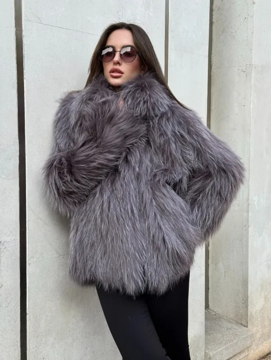Шуба из меха енота с английским воротником цвет - лаванда - фото 10
