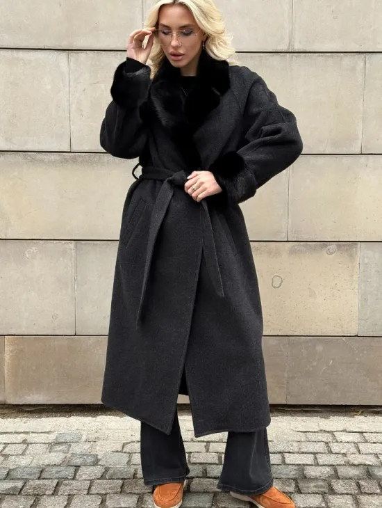 Женское демисезонное шерстяное пальто-халат с отделкой из меха норки - фото 5