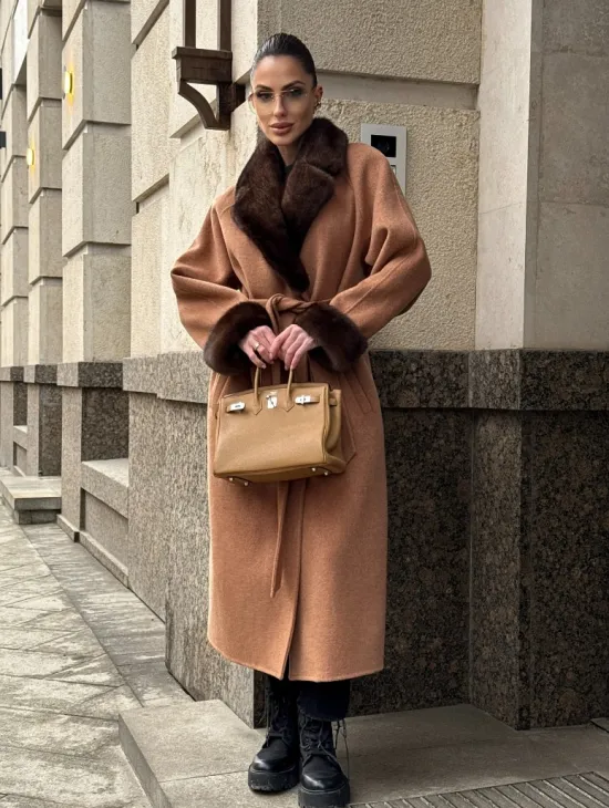 Длинное демисезонное пальто с отделкой из меха норки - фото 10