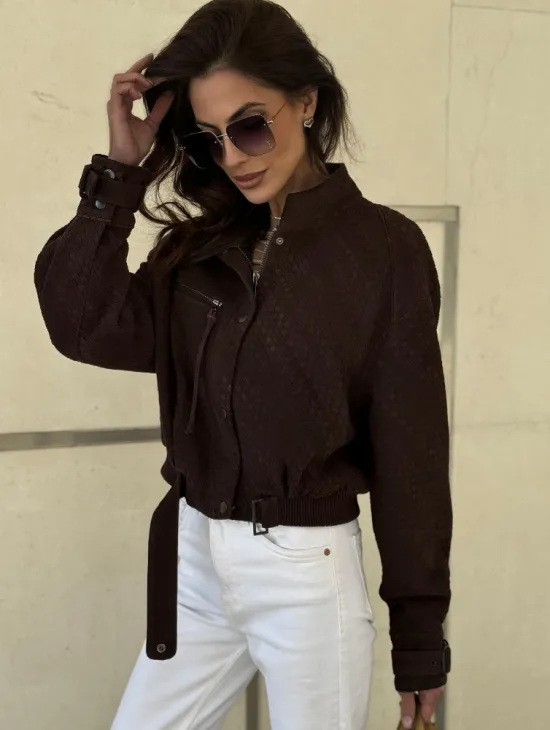 Кроп - бомбер из плетеной замшевой кожи в цвете шоколад - фото 4
