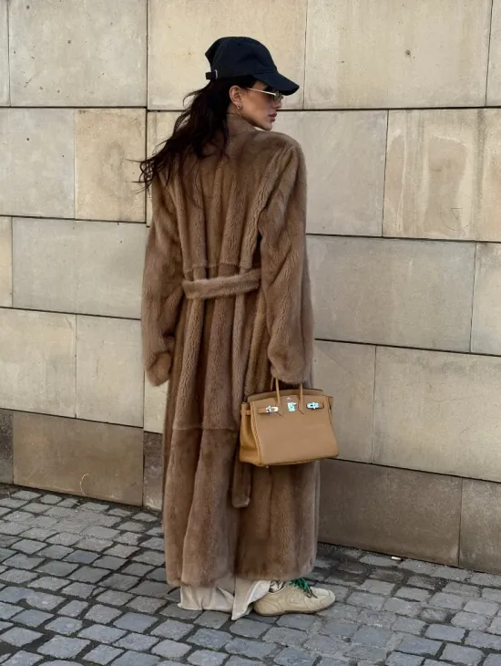 Длинная норковая шуба в цвете пастель с V-образным воротником - фото 11