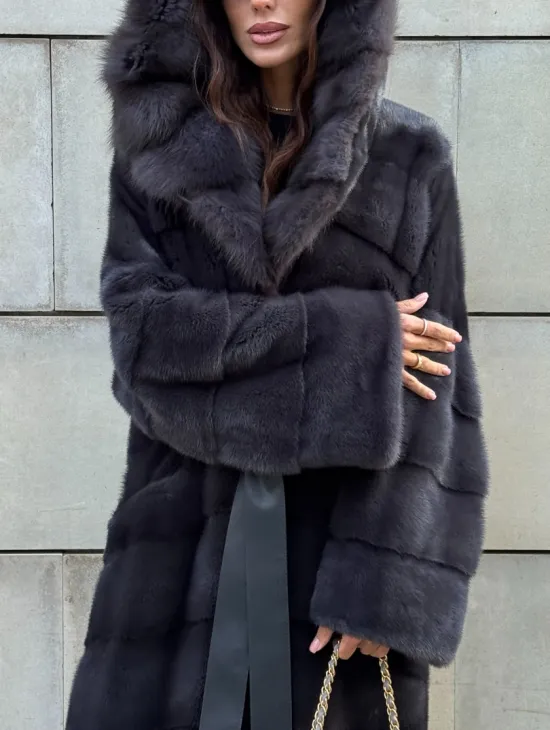 Норковая шуба в цвете графит с капюшоном из куницы - фото 1