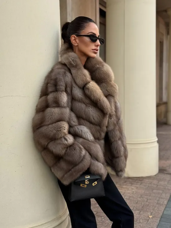 Короткая шуба из куницы - цвет пастель - фото 8