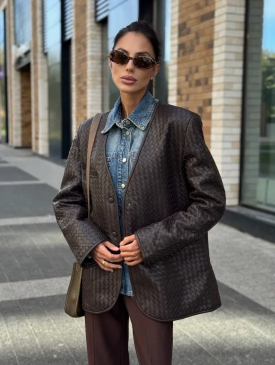 Стильный пиджак из натуральной плетеной кожи - фото 9