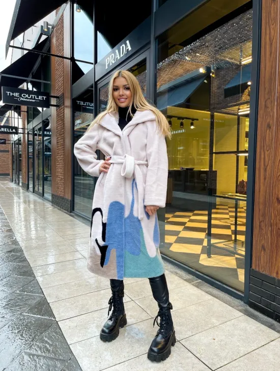 Шуба тедди из натуральной шерсти с капюшоном в стиле пэчворк - фото 5