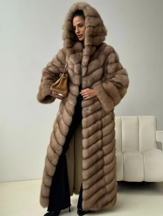 Длинная шуба из меха куницы с капюшоном - фото 1