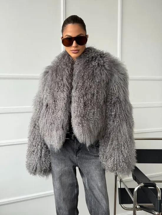 Серая шубка из меха ламы - фото 9