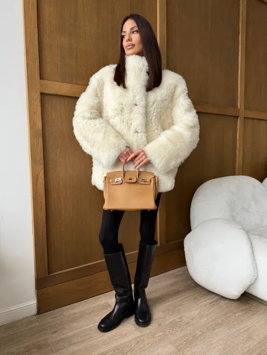 Светлая женская двухсторонняя дубленка - фото 11