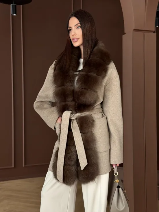 Пальто с отделкой из меха песца - фото 11