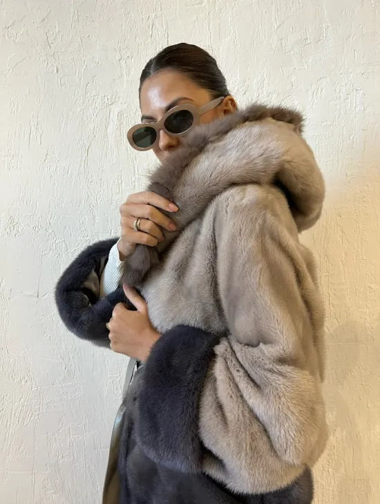 Удлиненная норковая шуба с капюшоном из меха куницы - эффект деграде - фото 4