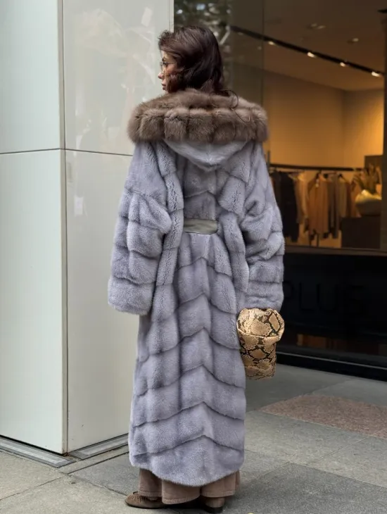 Голубая норковая шуба с капюшоном из меха куницы - фото 6