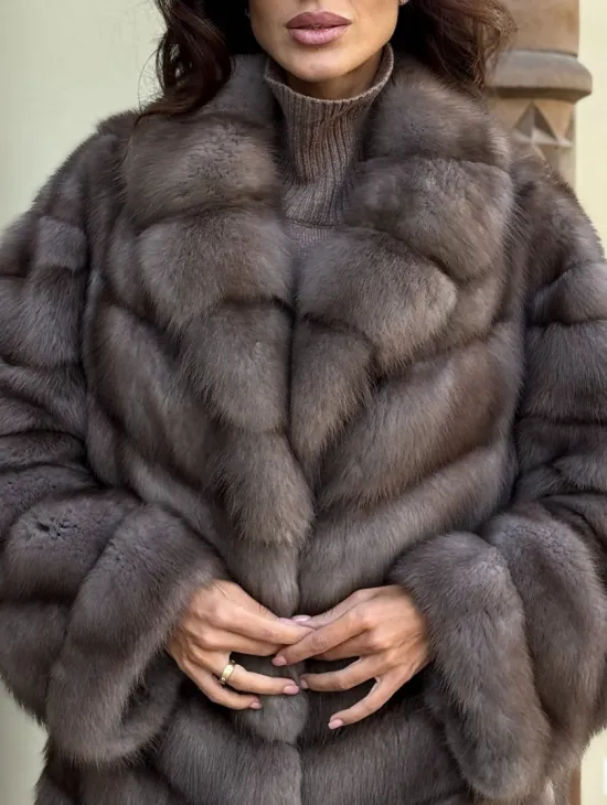 Элегантная шуба из меха куницы - серый трюфель - фото 1
