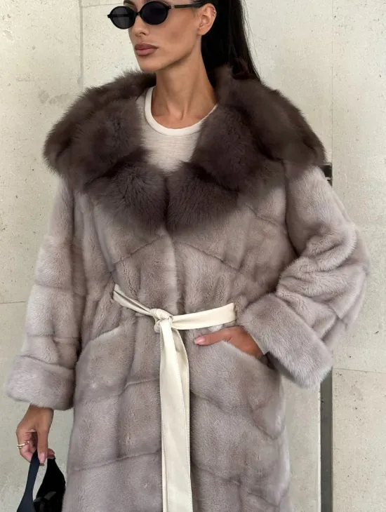 Шуба норковая с капюшоном из меха куницы в цвете нюд - фото 2